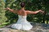 Une magnifique danseuse, deux robes aériennes,un champ et un caillou ….