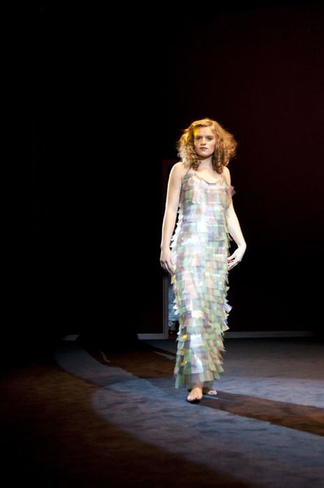 Lucie porte le robe \"arc en ciel\" en vintage et plastique recyclé